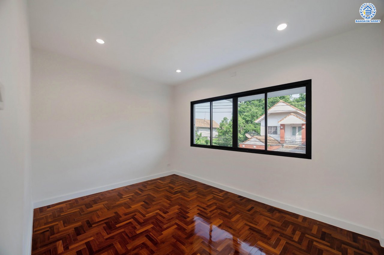 บ้านมือสองตกแต่งใหม่ โครงการ ซอยนวนิช ปากเกร็ด เนื้อที่ 45 ตร.ว. พื้นที่ใช้สอยมากกว่า 164.5 ตร.ม. พร้อมฟังก์ชัน 3 ห้องนอน 3 ห้องน้ำ 1 ห้องอเนกประสงค์ จอดรถได้ 1 คัน บนทำเลเมือง ใกล้เซ็นทรัลแจ้งวัฒนะ จุดขึ้นทางด่วน "แจ้งวัฒนะ" และรถไฟฟ้าสายสีชมพู "สถานีเลี่ยงเมืองปากเกร็ด"...